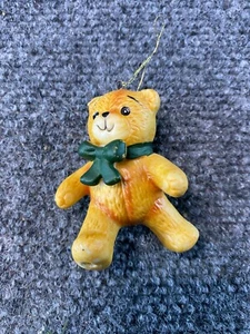 Oso de peluche de cerámica con lazo verde adorno de Navidad - Imagen 1 de 4