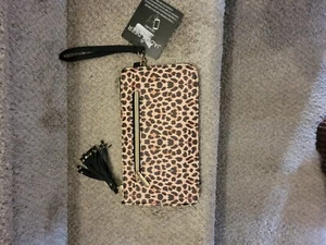 JADE & DEER Charging Wristlet - Leapord Print - Neu - Bild 1 von 3