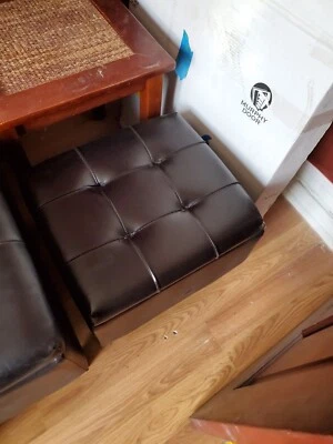 Pequeño almacenamiento de cuero otomano marrón acolchado superior - usado - buen estado Foto 1 de 2
