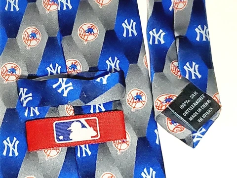 Authentic Apparel MLB NY Yankees 100% silk Blue & Grey w/ logo Men's Necktie Tie Cover