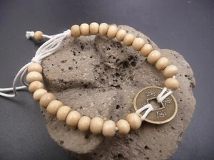 Bracelet feng shui beige en perles de bois et pièce chinoise porte bonheur - Imagen 1 de 4
