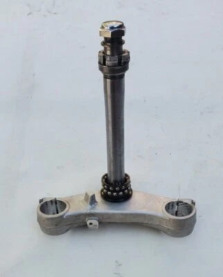 Braçadeira de árvore tripla inferior Suzuki Vstrom 650 DL650 2004-2006 fabricante de equipamento original - Imagem 1 de 4