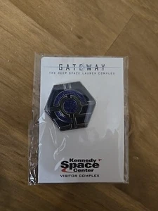 Vintage Kennedy Space Center Gateway Anstecknadel neu versiegelt - Bild 1 von 3