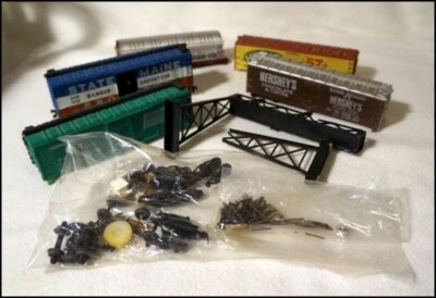 A Lot of HO Scale Model Train Railroad Cars in Need of Repair and TLC #R1210 - Image 1 of 4