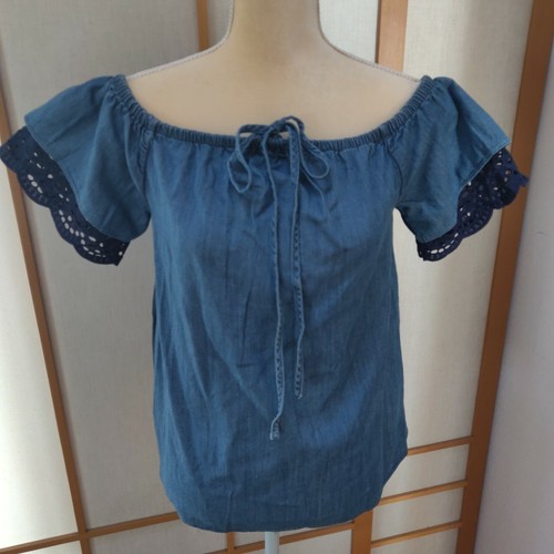 Top donna Michael Kors in denim con accenti di pizzo e cravatta regolabile. Tg. S nuova con etichetta!