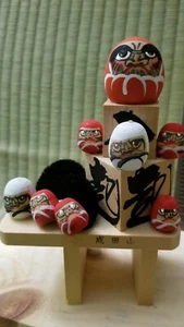 Vintage Japanese Kokeshi Daruma Wooden Doll Signed 8P - Picture 1 of 5
