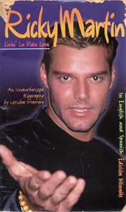 RICKY MARTIN LIVIN' LA VIDA LOCA en Inglés y Español 1999 MM Libro de bolsillo Bilingua - Imagen 1 de 2