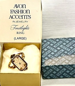 Anillo Avon 1977 luces escarcha rosa claro vidrio alcanfor grande vintage nuevo en caja - Imagen 1 de 6