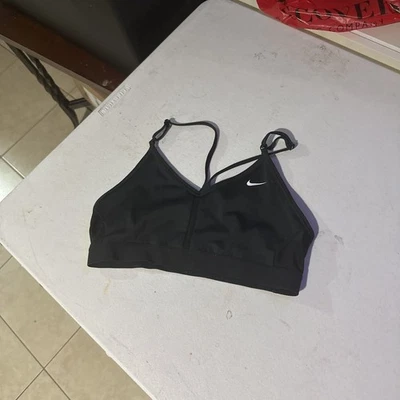 Sujetador deportivo Nike negro con detalle de tirantes en la espalda, ropa deportiva para mujer Foto 1 de 4