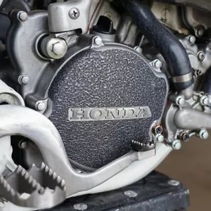 Black Clutch Guard 1987-1999 Honda CR125 Cover Grip Tape Protector CR 125 CR125R - Foto 1 di 2
