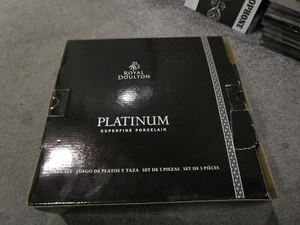ROYAL DOULTON PLATINUM SUPERFINE PORCELAIN 5 PIECE WHITE/GOLD NEW BOXED SET - Picture 1 of 8