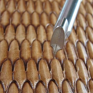 Estampilla geométrica de cuero de pluma, herramienta de cuero de acero inoxidable - Imagen 1 de 9