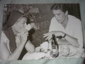 CINEMA PHOTO NOIR BLANC 21 x 29.5 cm plastifiée ALAIN DELON Romy SCHNEIDER TBE - Foto 1 di 2