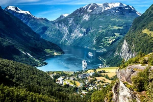 Photo Wall Mural-MOUNTAIN FJORD-(2567J)-NON WOVEN-Wallpaper-Norway Geiranger - Picture 1 of 1