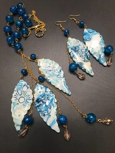 BLAU & WEISS BLUMENABDRUCK BLATTFORM OHRRINGE UND HALSKETTE SCHMUCKSET - Bild 1 von 18