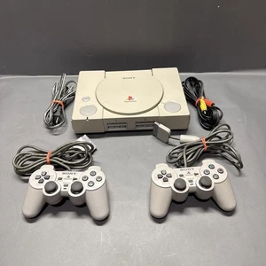 Sony PlayStation 1 PS1 Konsole, SCPH-7501 + 2 Dual Shock Controller, Kabel 1998 - Bild 1 von 11