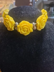 Vintage gelbes Lucite Rose Floral Stretch Armband mit Gold Perlen Akzente - Bild 1 von 4