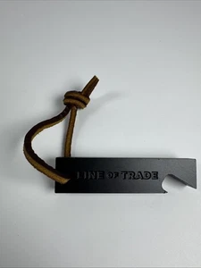 Line Of Trade, Flaschenöffner aus bearbeitetem Stahl mit Lederband - Bild 1 von 5