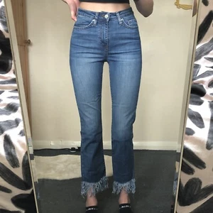 TOPSHOP BLUE DEMIN CROPPED DREE JEANS WITH TASSLE FRILLY HEM W24 L34 - Picture 1 of 4