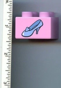 LEGO Duplo, Stein 2 x 2 mit hellblauem Schuh Aschenputtel Glas Pantoffel Muster - Bild 1 von 1