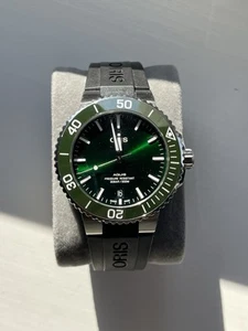 Oris Aquis Date Green 39.5 Automatic Watch With Rubber Strap - Picture 1 of 14