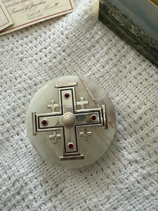 Runder weißer Alabaster Briefbeschwerer aus Isreal Silber Teller Kreuz mit Box - Bild 1 von 7