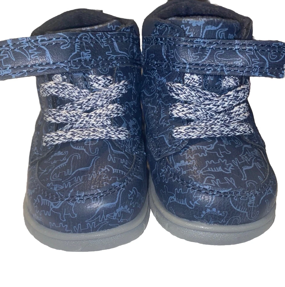 Botines Carter’s Just One You para niños pequeños azul marino de caña alta con correa estampado de dinosaurio Foto 1 de 4