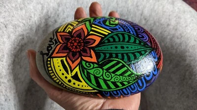 Roca/piedra pintada a mano - Zentangle Zendoodle orgullo botánico diseño arco iris Foto 1 de 2