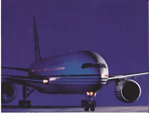 Aereo jet Boeing 777 vintage con immagine cielo blu scuro 8,5"x11" - Foto 1 di 1