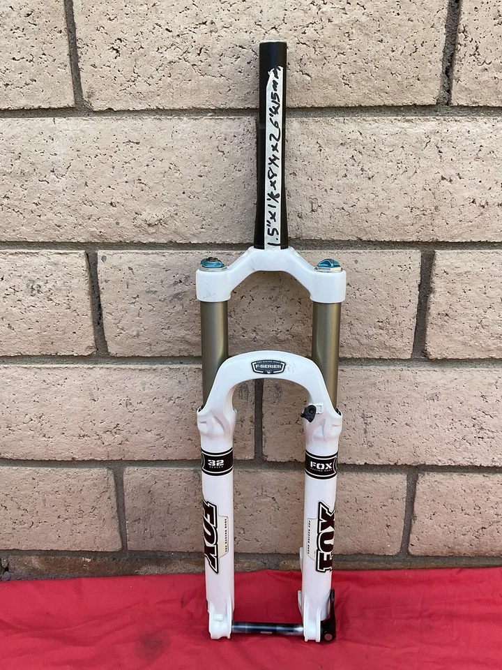 FOX 32 FORK 1.5” Bottom X Top 1 1/8" x 8 1/4” X 100mm X 15mm THREADLESS DISC 26" - Image 1 of 4