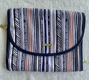 Bolsa de Maquillaje Sophia Joy Rayas Cierre Magnético - Imagen 1 de 5