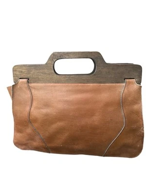 ВИНТАЖНЫЙ 70-Х СДЕЛАНО В КОЛОМБИИ МЯГКИЙ КОРИЧНЕВЫЙ КОЖАНЫЙ СУМКА С КОРОТКИМИ РУЧКАМИ С ДЕРЕВЯННЫМИ РУЧКАМИ  - Изображение 1 из 4