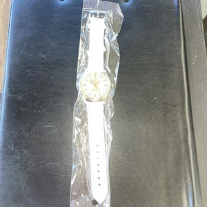 Reloj de cuarzo informal de negocios para hombre correa blanca cara blanca agujas doradas  - Imagen 1 de 4