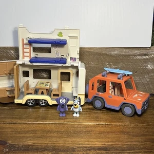 Bluey Caravan Adventures Spielset Jeep Camper Wohnmobil Anhänger Camping & Zubehör - Bild 1 von 19