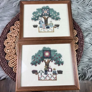 Amish Kreuzstich erzählt in einem Garten unter dem Obstgarten 2er Set fertig gerahmt - Bild 1 von 7