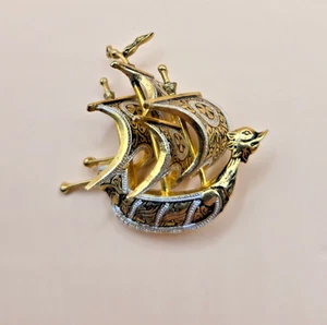 Vintage kleiner detaillierter goldfarbener spanischer Damaszener Segelschiff Anhänger 60er - Bild 1 von 7