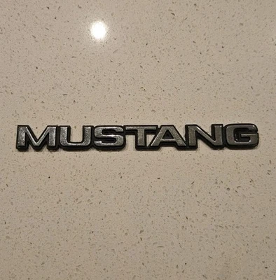 1979 - 1986 年福特“野马”塑料镀铬后备箱徽章 - 已移除 — 第 1/4 张图片