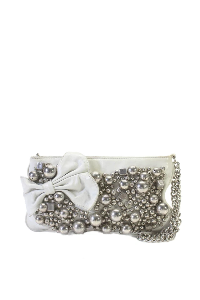 Bolso sin asas Betsey Johnson para mujer de cuero con cuentas lazo punta plateada muñeca blanco Foto 1 de 4