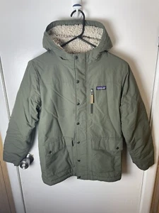 Patagonia Istmo Parka Fodera Sherpa Ragazze Giovani L/12 Verde Oliva CAPPUCCIO ZIPUP - Foto 1 di 8