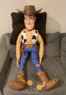 Nova boneca Thinkway Disney tamanho real gigante de madeira 4 pés de altura Toy Story com chapéu - Imagem 1 de 4