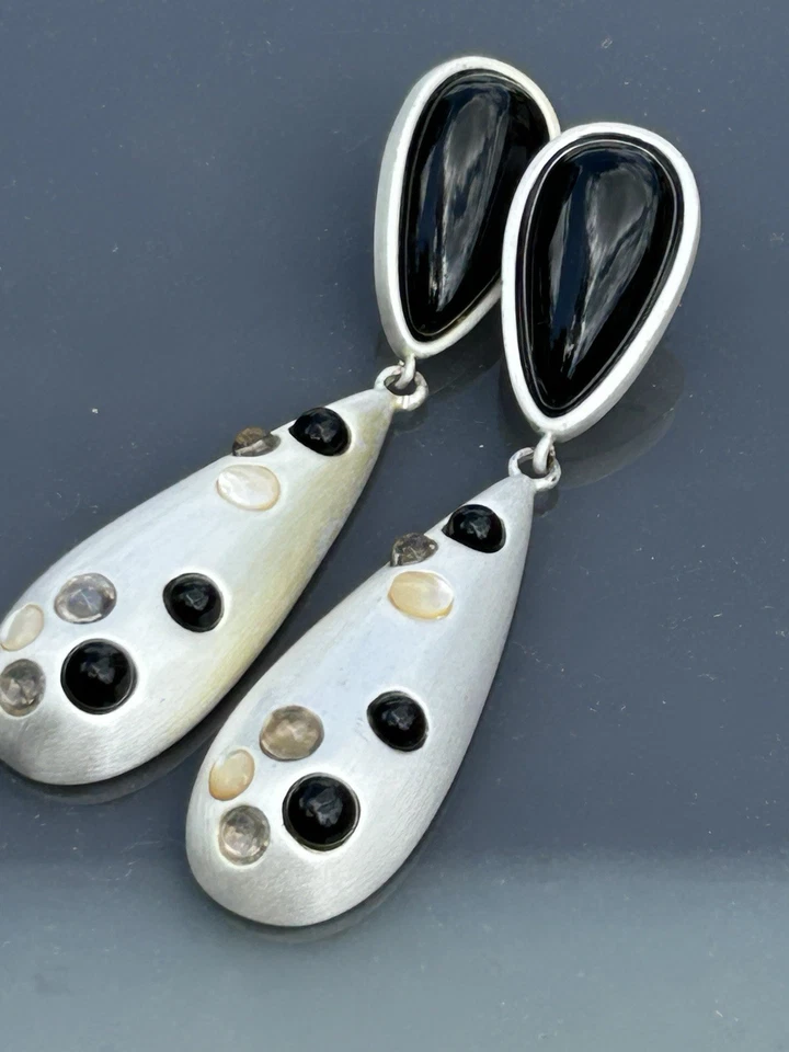 "Pendientes colgantes firmados brillantes Sheila Fajl satinados mate tono plata joyería de 3,25""" Foto 1 de 4