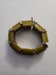 Vintage Pea Green Bakelite With Silve Accent Stretch Bracelet 1940's - Picture 1 of 3