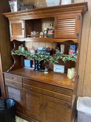 Ethan Allen Cherry Hutch and Buffet usado pero estoy en excelente estado!  Foto 1 de 2