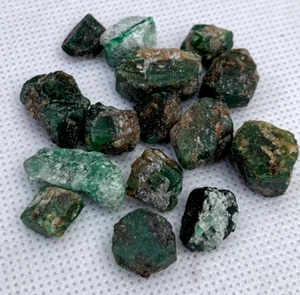 118,45 cts schönes Konvolut grüner Farbe Smaragd Kristalle aus Swat Pakistan - Bild 1 von 23