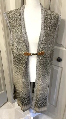 Cárdigan plumero mediano Simply Noelle gris tejido sin mangas capas look occidental Foto 1 de 4