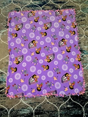 Manta grande vintage Dora la Exploradora (pequeño agujero en la parte posterior) Foto 1 de 4