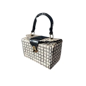 Bolso de mano vintage de mimbre tejido recubierto blanco y negro de los años 50 60 - Imagen 1 de 5