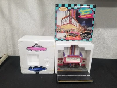 ERTL AMERICAN MUSCLE 7905 1/43 SCALE CRUISIN' ESQUIRE THEATER DIORAMA W/ 2 CARS - Image 1 of 4