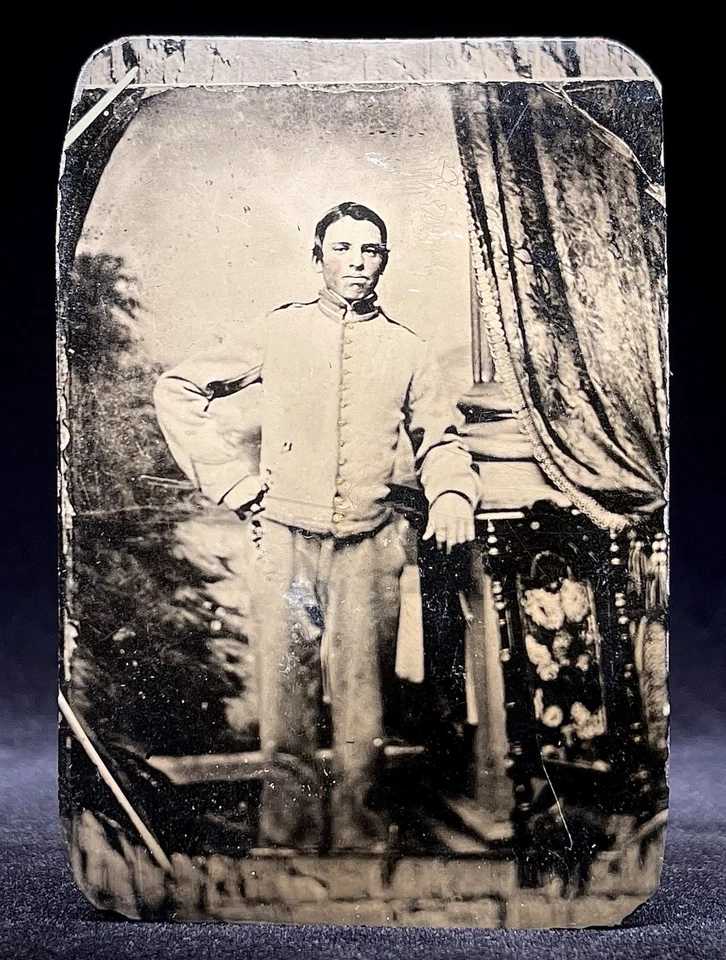 CIVIL WAR PERIOD TINTYPE - 1/6 PLATE SOLDIER IN VETERANS RESERVE CORP. UNIFORM - Image 1 of 1