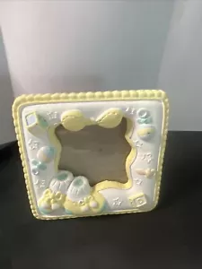 Gelbes Mini Foto. "Baby" Rahmen ca. 3" x 3" Gesamtgröße. Freistehend - Bild 1 von 5